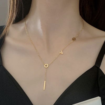 Love Necklace 2022 New Women's Advanced Design Sense Niche Clavicle Chain Internet Celebrity Titanium Steel Gold Non-Fading Summer