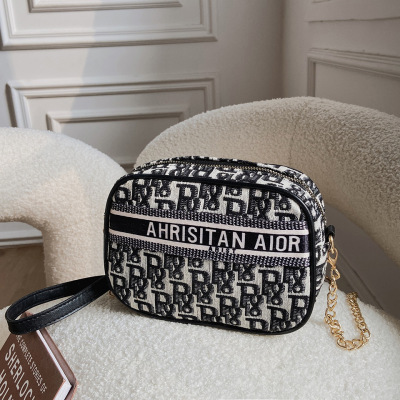 Cross-Border New Arrival Women's Bag 2022 Urban Simple Chain Messenger Letter Canvas Small Square Bag Wholesale One Piece Dropshipping