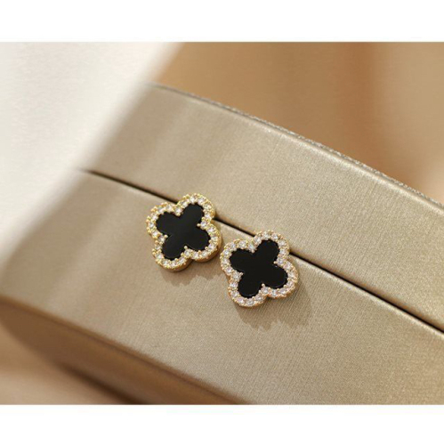 tiktok‘s same red， white， green and black clover stud earrings s925 silver needle high-end fashion display graceful earrings factory direct sales