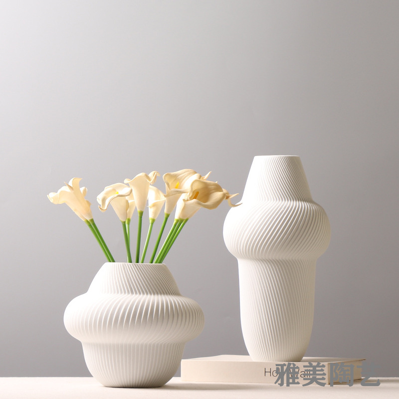 水养鲜花花瓶创意斜纹白色陶瓷花器玄关博古架插花装饰品摆件简约