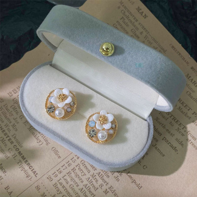 "Jardin Monet" Super French Elegant Retro Easy Matching Pearl Rhinestone Inlaid Small White Flower Ear Studs Ear Clip