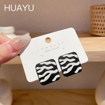 Black and White Striped Geometric Square Ear Studs Ear Clip for Women Non-Piercing Earrings 2022 New Trendy Light Luxury High-Grade Earrings