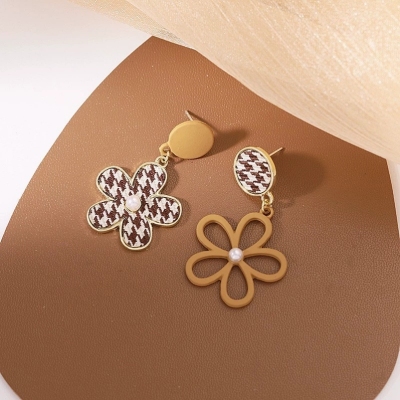 Korean Style Houndstooth Flower 925 Silver Pin Earrings 2022 New Brown Asymmetric Ear Studs Earrings for Women Fashion