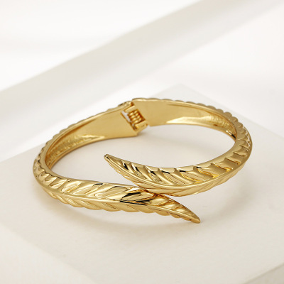 Gold Bracelet Female Factory Direct Sales Original Design Fashion Personality Woven Leaves European and American Foreign Trade Source Hand Jewelry