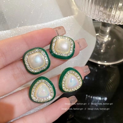 New Sterling Silver Needle Retro Baroque Pearl Stud Earrings for Women Korean Niche Design Green Geometric Earrings Trendy