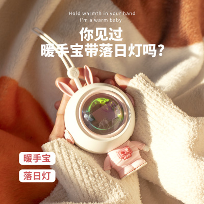 New Creative USB Charging Portable with Sunset Light Space Star Hand Warmer Holding Girl Hand Warming in Winter