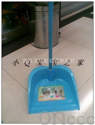 Plastic dustpan