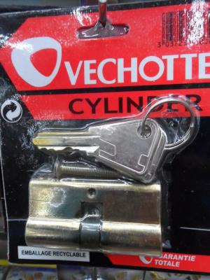 V-card lock cylinder