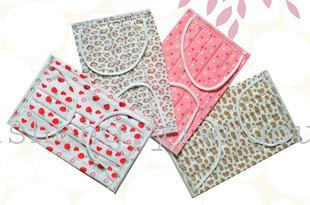 A disposable non-woven printed face mask summer anti-bacterial anti-dust anti-pollen 3 clothes.