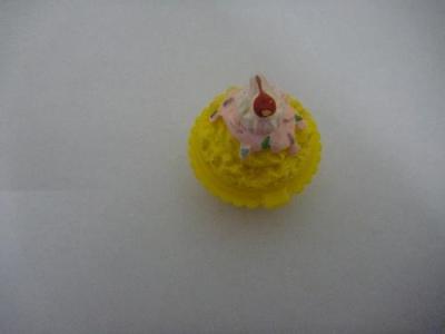 Portable cosmetic container small cake