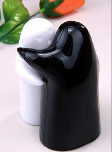 Cute hugging cruet wedding received a small gift household articles of ceramic arts and crafts creative ornaments wholesale