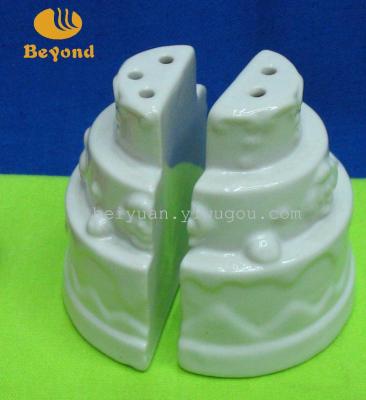 Kids birthday party souvenirs of ceramic cake shaped salt and pepper shakers