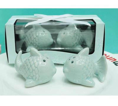  	Hot wedding door gifts Kissing Fish Ceramic Salt and Pepper Shakers favors