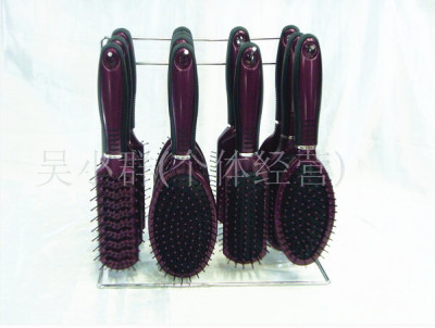 Apply the hairdressing comb to massage the carding process to comb the air bag comb