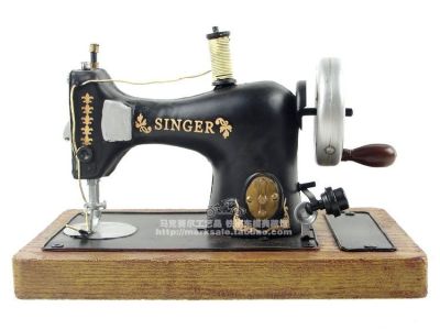 Vintage iron art sewing machine home clothing store display decorative arts and crafts decoration.