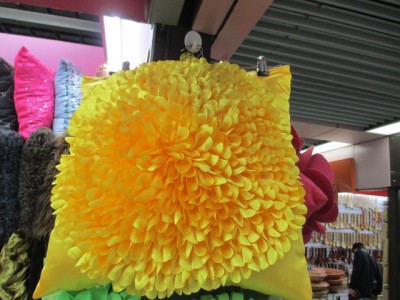 Daily department store home textile big flower pillow manufacturers direct sale.