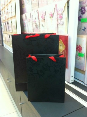New High-end EC Simple Black Handbag Exquisite Flower Case Gift Wrapping Bag.