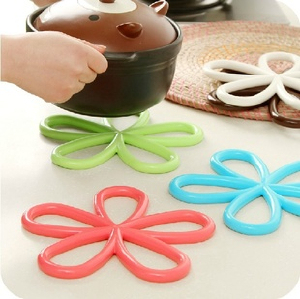 Plum-shaped anti-ironing heat insulation mat anti-slippery table PVC pot mat kitchen table mat pad pad pad