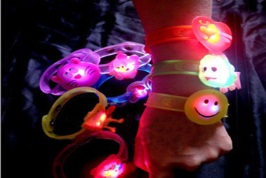 Hot flashes spread the glow bracelets glow night cartoon watch wrist band sold toy wholesale
