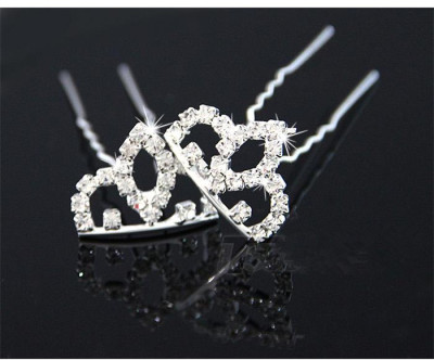 A needle crown covered with hairpins, a hairpin ornament, and a hair plate are a must