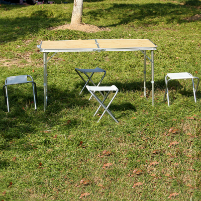 Manufacturers sell is suing folding aluminum tables and picnic tables that can be folded and portable