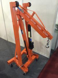 Engine crane. Manual crane. The small crane