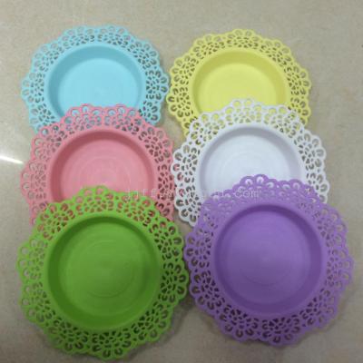 The lace plate coaster is placed in the tray.