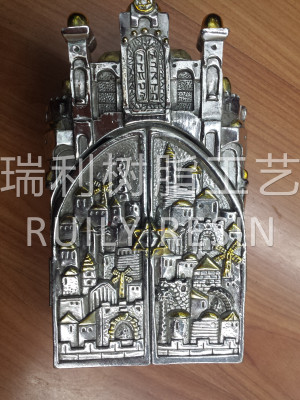 Resin religious handicrafts are arranged in an electroplated box.