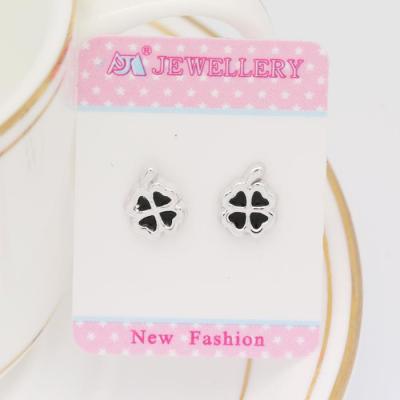Clover magnet magnet earring ear clip of male and female students without holes