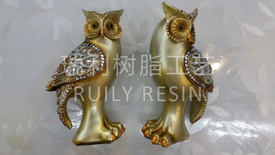 Resin crafts display an animal painted owl