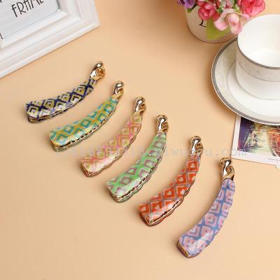 Different color square pattern banana clip factory direct sales