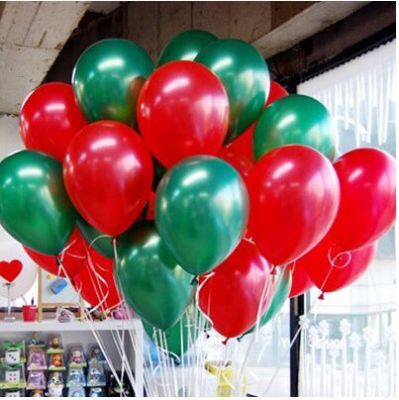Red and green balloons are Christmas Eve. Atmosphere dress up Red and green balloons