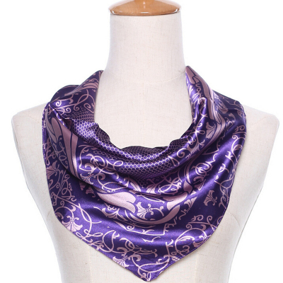 In the spring and summer, a small silk scarf with a monochromatic face scarf.