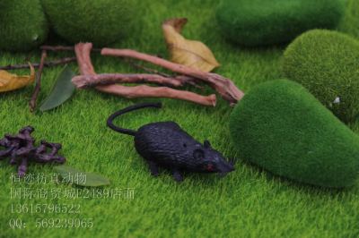 Simulation of soft gelatin animals, full of toys, Halloween, simulated snake, mouse.