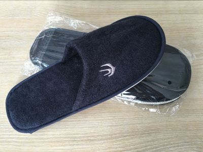 Manufacturers special deal with large quantities of aircraft slippers Oriental Airlines towels embroidered slippers