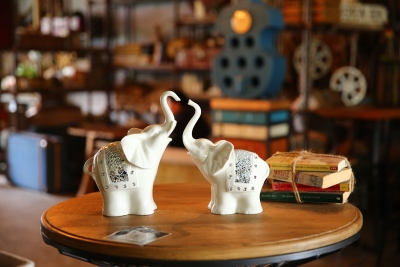 Creative home furnishing couple elephant wedding room ceramic crafts furnishing pieces