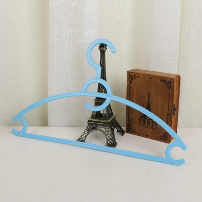The manufacturer can customize LT-1009 with plastic clothes rack.