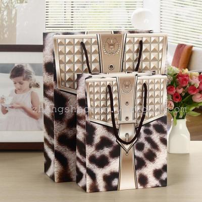 High-grade white card lady handbag features textured clothing bag gift