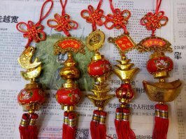 Golden lanterns and ingots