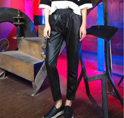 Hitz Ms. Haren wore loose leather pants and the wind fashion casual pants