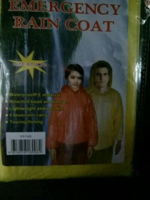 PE raincoat has a rubber band.