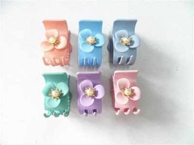 Manufacturers selling a variety of 3 cm plastic sticky Pearl Flower hairpin hair hair grab