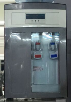 Desktop compression refrigeration water dispenser