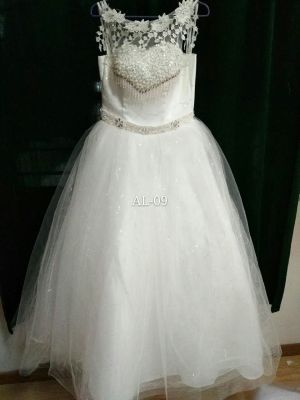 The new bride's wedding dress will be sold directly by the designer.