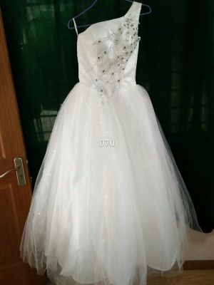 The new bride's wedding dress will be sold directly by the designer.