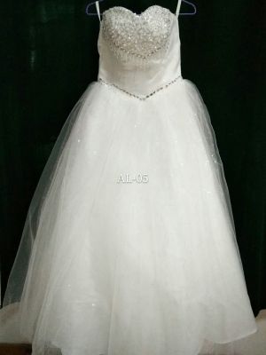 The new bride's wedding dress will be sold directly by the designer.