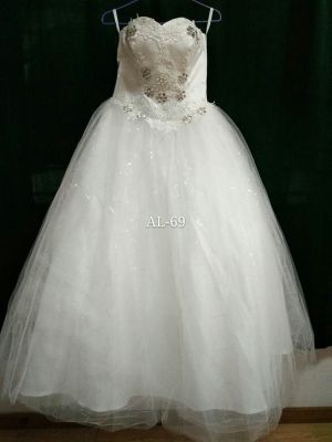 The new bride's wedding dress will be sold directly by the designer.