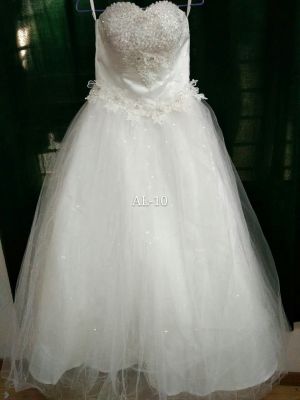 The new bride's wedding dress will be sold directly by the designer.