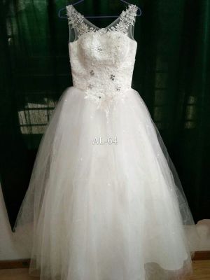 The new bride's wedding dress will be sold directly by the designer.