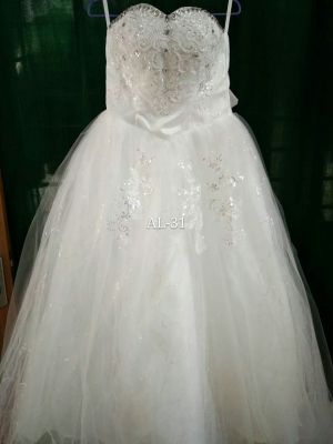 The new bride's wedding dress will be sold directly by the designer.